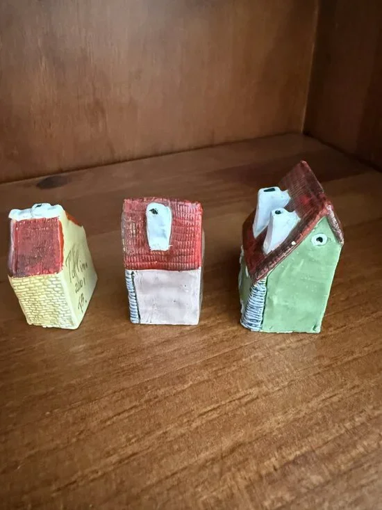 Small hand-painted ceramic house figurines from Tallinn, Estonia - Picture 4 of 4